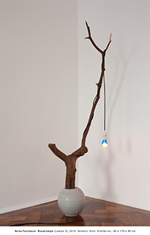 Anna Fasshauer  Baumlampe (Lampe 2), 2013, Zement, Holz, Glhbirne., 60 x 170 x 40 cm